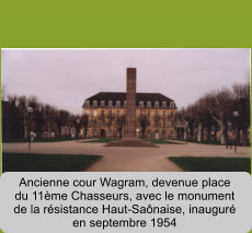 Ancienne cour Wagram, devenue place du 11ème Chasseurs, avec le monument de la résistance Haut-Saônaise, inauguré en septembre 1954