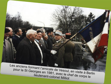Les anciens formant l’amicale de Vesoul, en visite à Berlin pour la St Georges en 1981, avec le chef de corps le lieutenant-colonel Milliot